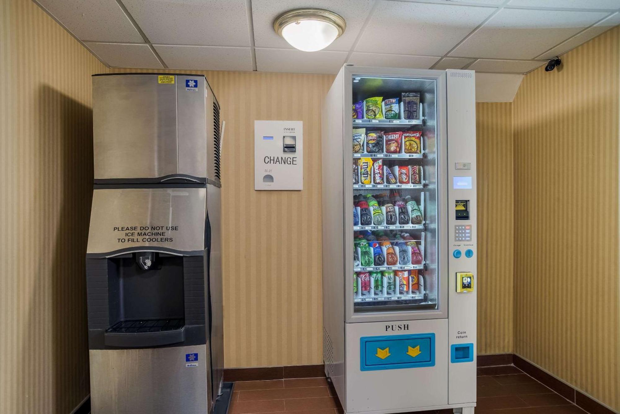 Quality Inn & Suites צ'יימברסבורג מראה חיצוני תמונה