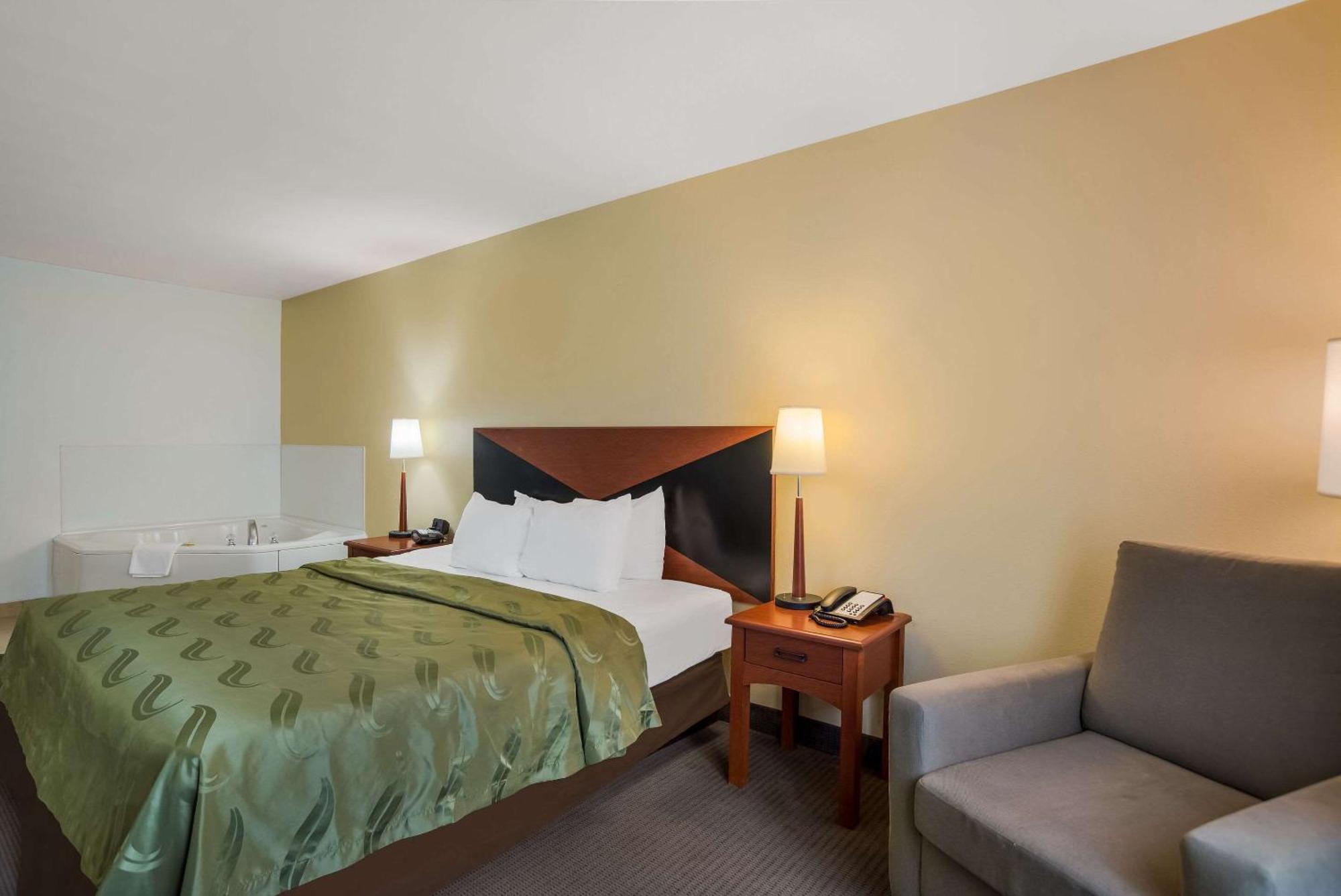 Quality Inn & Suites צ'יימברסבורג מראה חיצוני תמונה